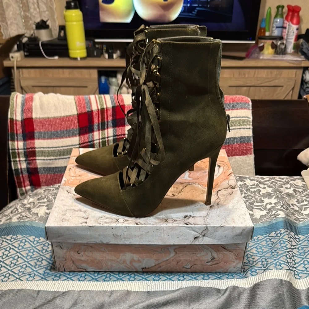 Lola Shoetique Green Lace Up Boots - Picture 4 of 5